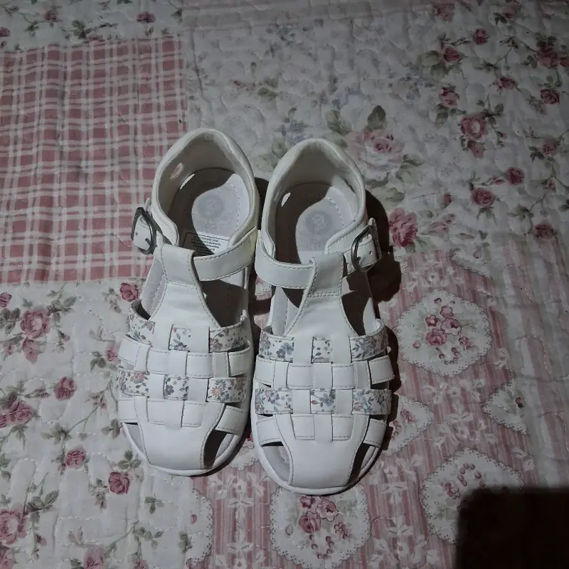 Sandalias blancas para niña con diseño floral - 2