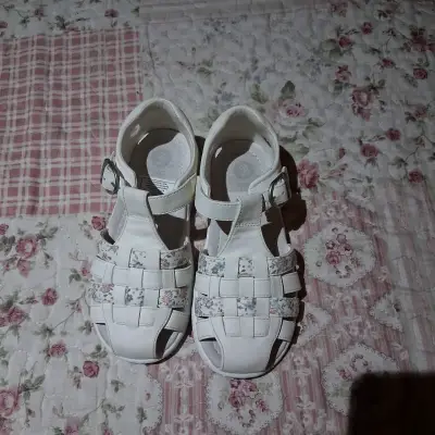 Sandalias blancas para niña con diseño floral - miniatura 2