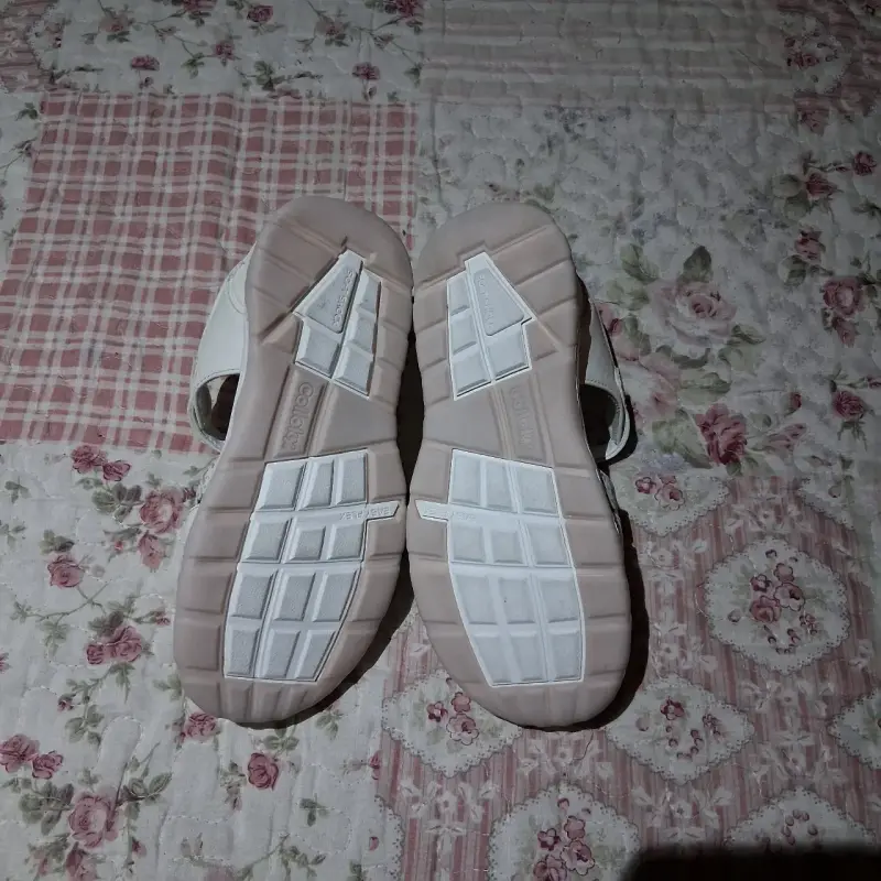Sandalias blancas para niña con diseño floral - 3
