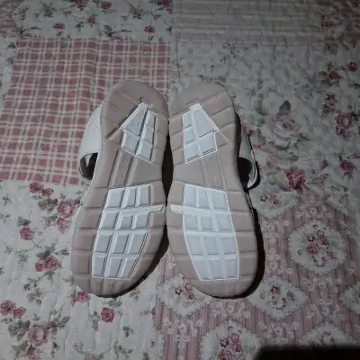 Sandalias blancas para niña con diseño floral - miniatura 3