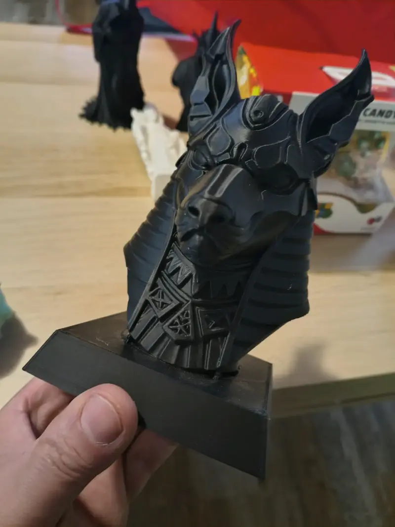Figura decorativa de Anubis en resina negra