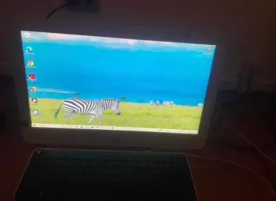 Computador All-in-One HP con error de disco - miniatura 1