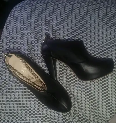 Botines de tacón alto negros con cadena decorativa - miniatura 1
