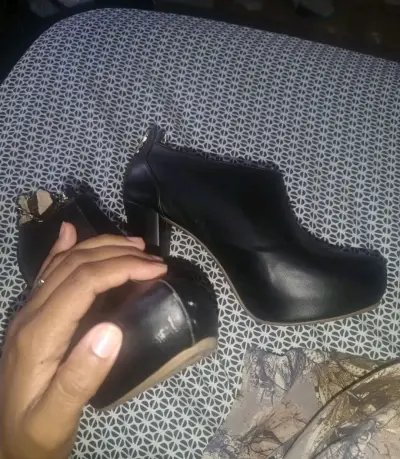 Botines de tacón alto negros con cadena decorativa - miniatura 3