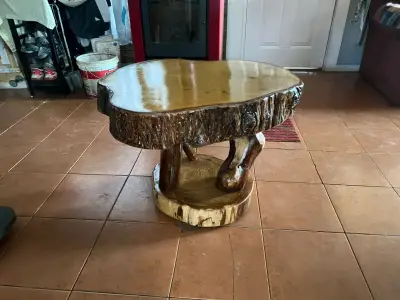 Mesa de centro rústica de madera natural - miniatura 1
