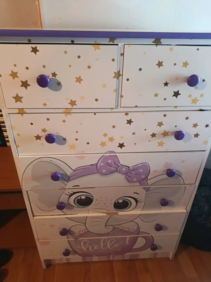 Cómoda infantil con diseño de elefante y estrellas