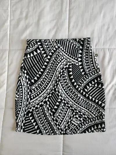 Falda corta estampada en blanco y negro Pistacho S - miniatura 1