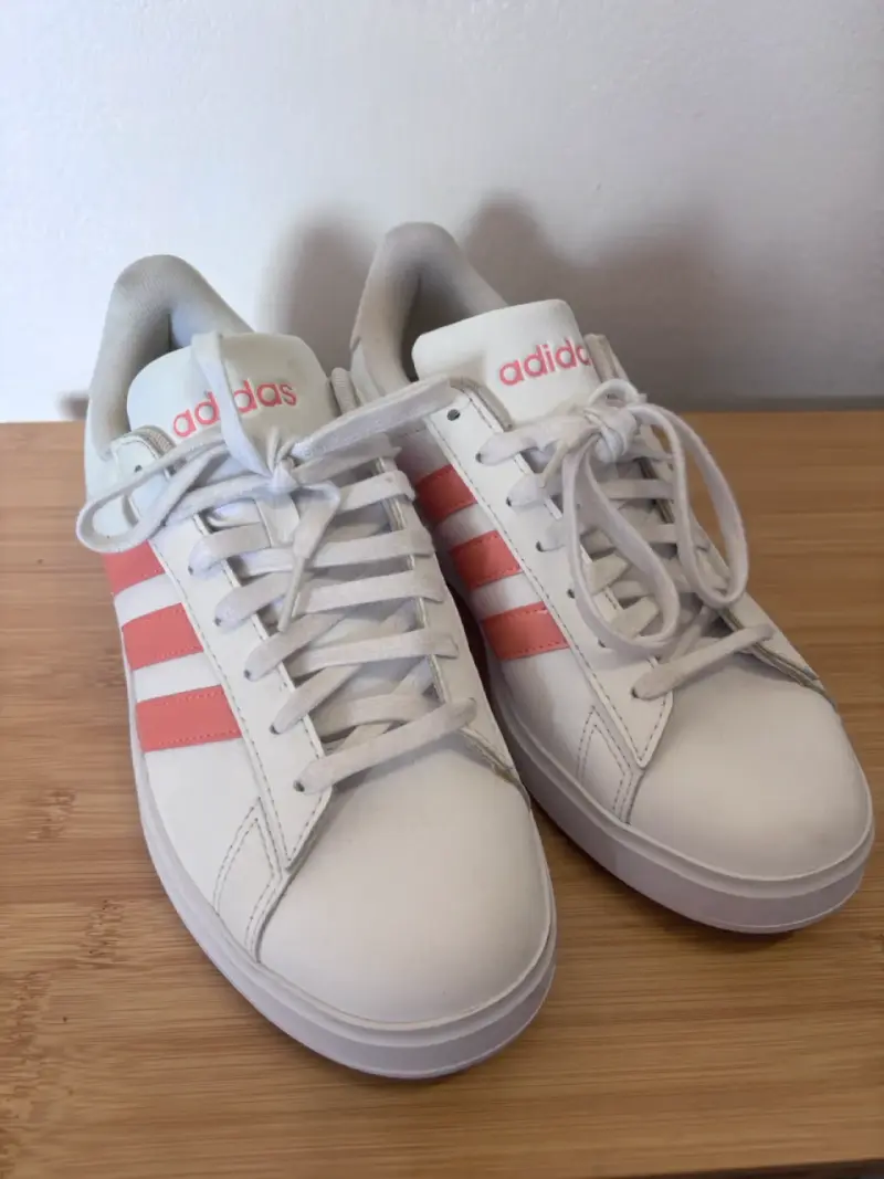 Zapatillas deportivas blancas Adidas con detalles rosados - 1