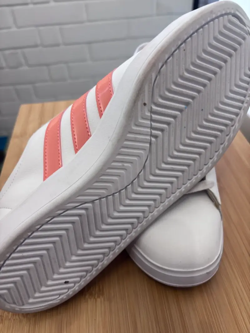 Zapatillas deportivas blancas Adidas con detalles rosados - 2
