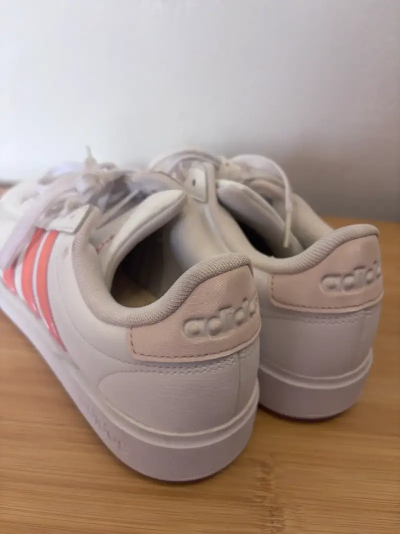 Zapatillas deportivas blancas Adidas con detalles rosados - 3