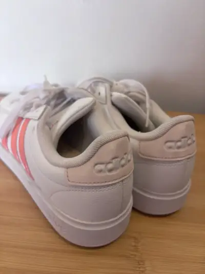 Zapatillas deportivas blancas Adidas con detalles rosados - miniatura 3