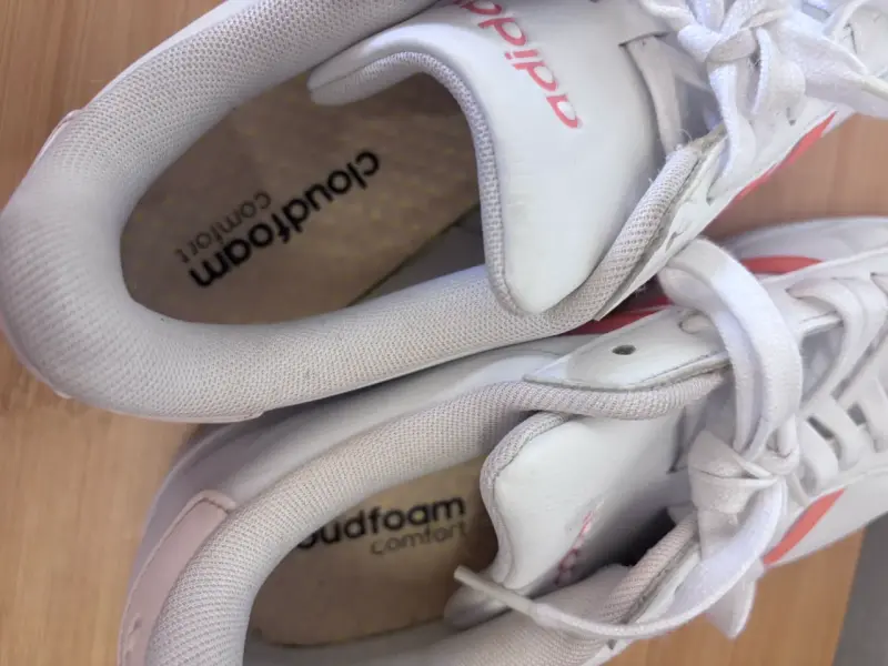 Zapatillas deportivas blancas Adidas con detalles rosados - 4