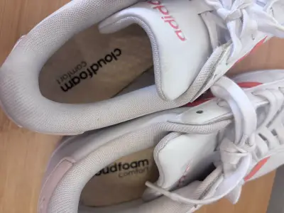 Zapatillas deportivas blancas Adidas con detalles rosados - miniatura 4