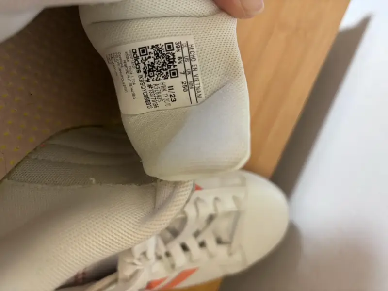 Zapatillas deportivas blancas Adidas con detalles rosados - 5
