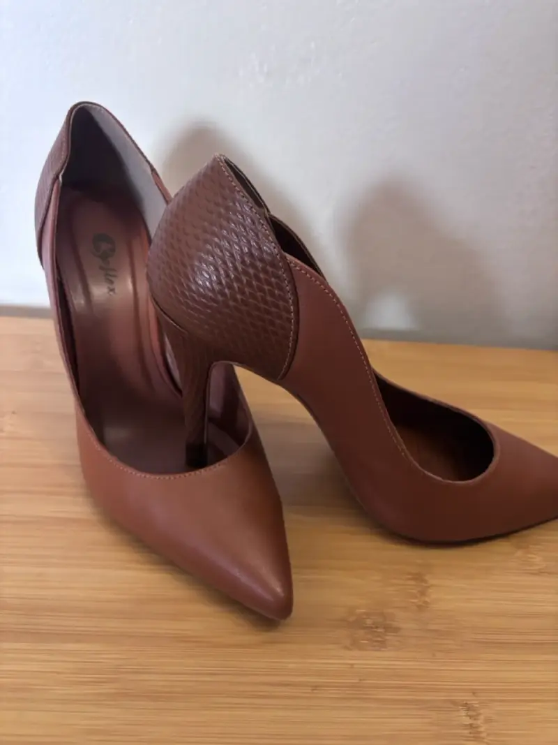 Zapatos de tacón marrón Byflex elegantes - 1