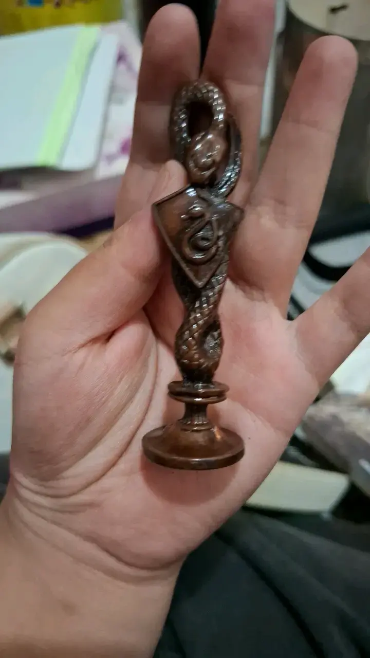 Sello de bronce con diseño de serpiente