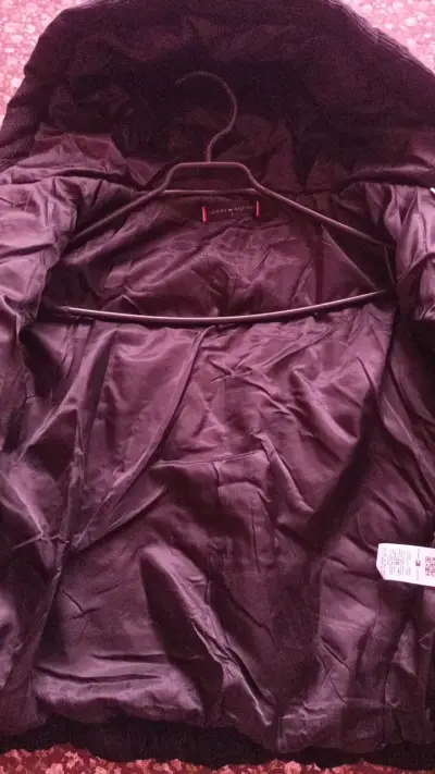 Chaqueta con capucha Tommy Hilfiger negra - miniatura 2