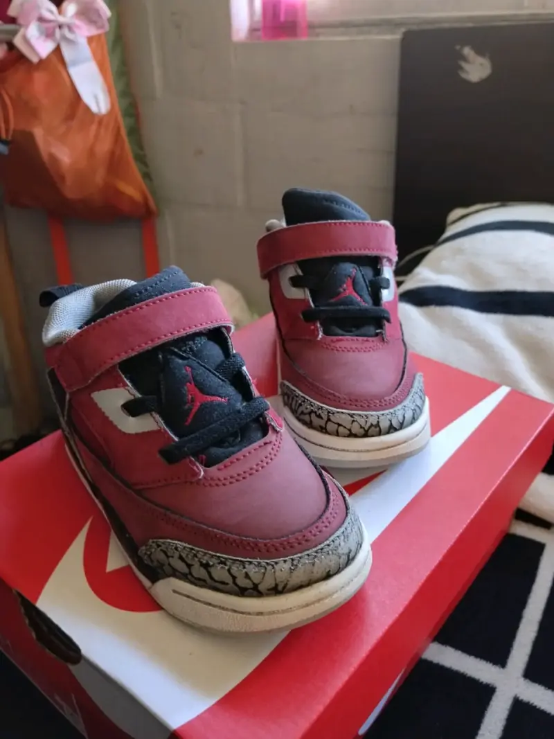 Zapatillas Nike Air Jordan para niños color rojo