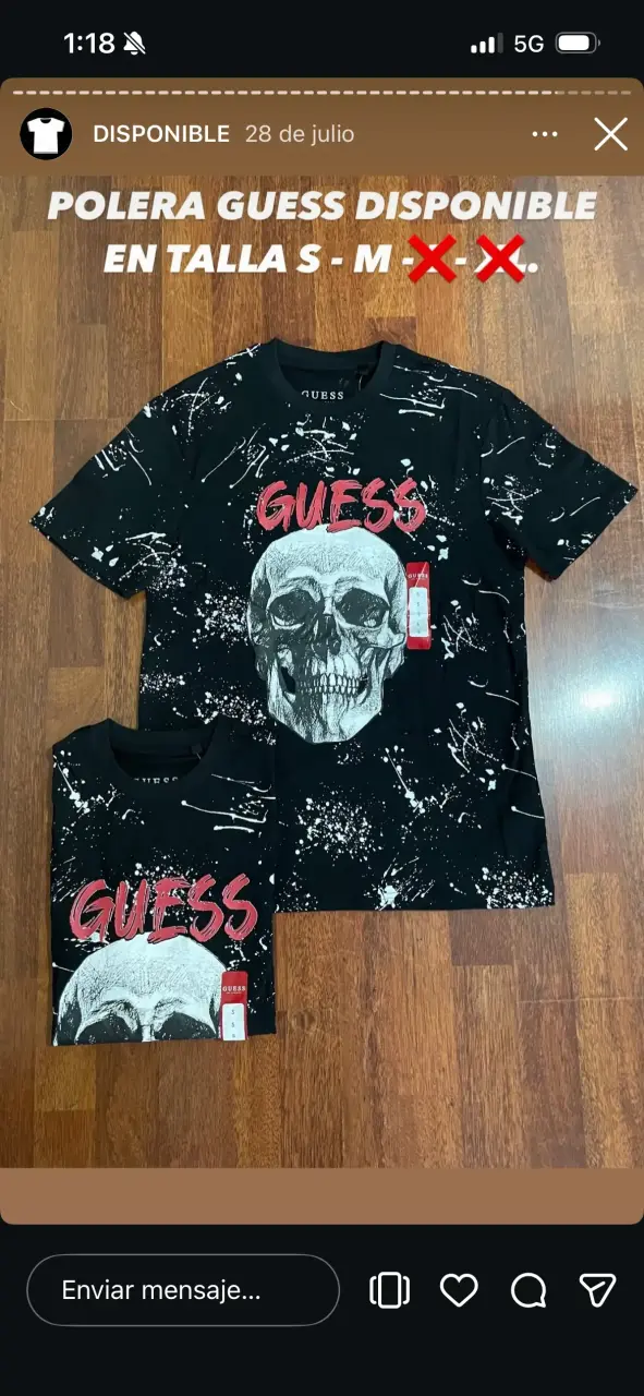Polera Guess con diseño de calavera