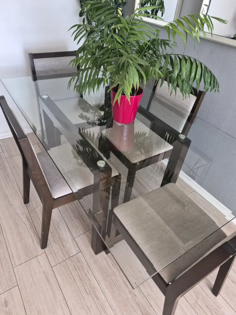 Juego de comedor de vidrio con sillas tapizadas - 1