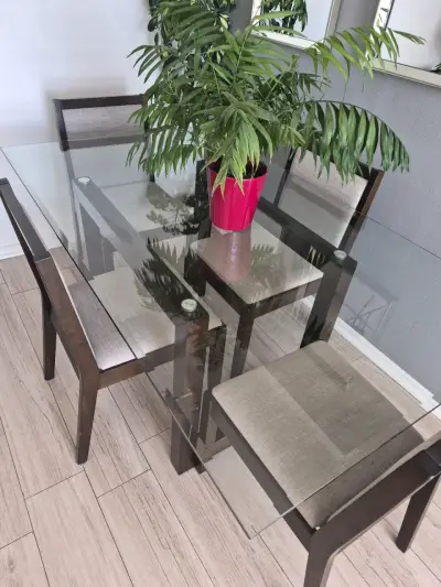 Juego de comedor de vidrio con sillas tapizadas - miniatura 1