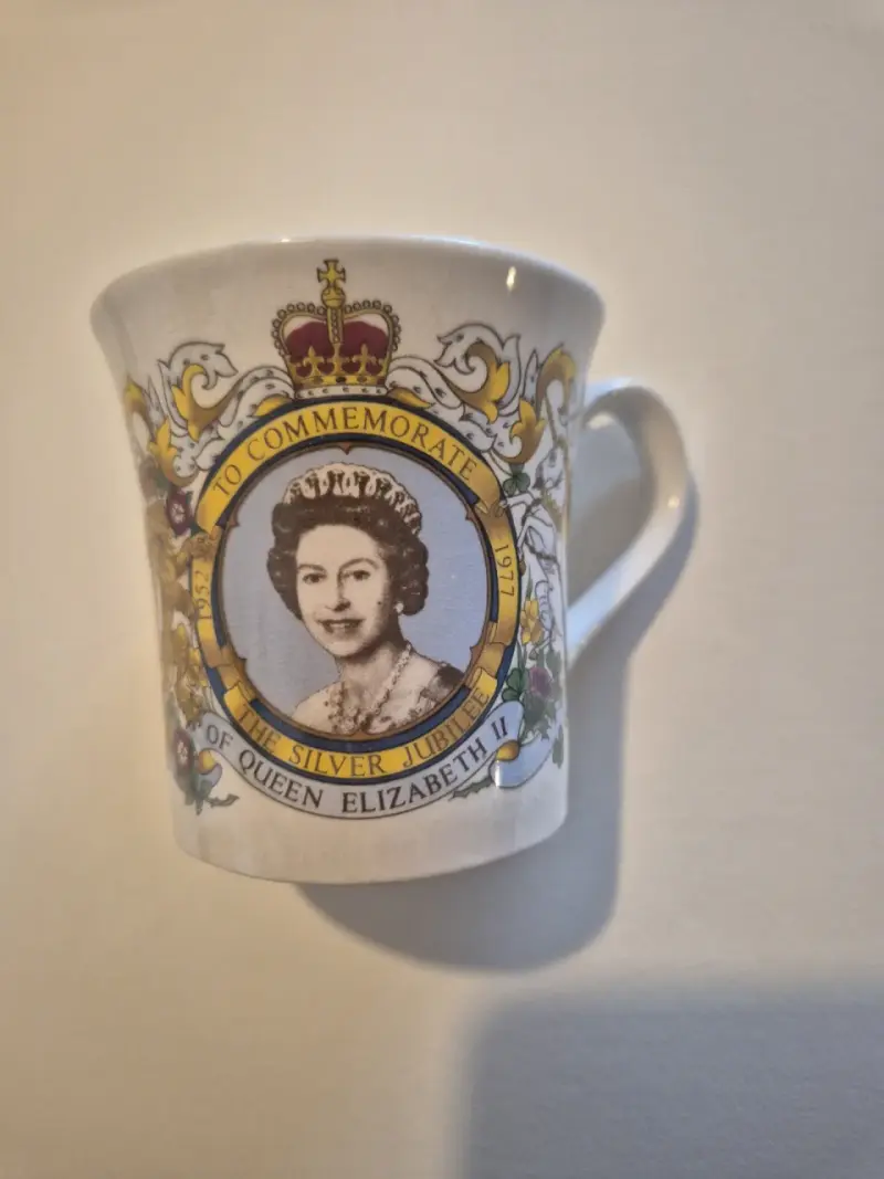 Taza conmemorativa de la Reina Isabel II 1977 - 1