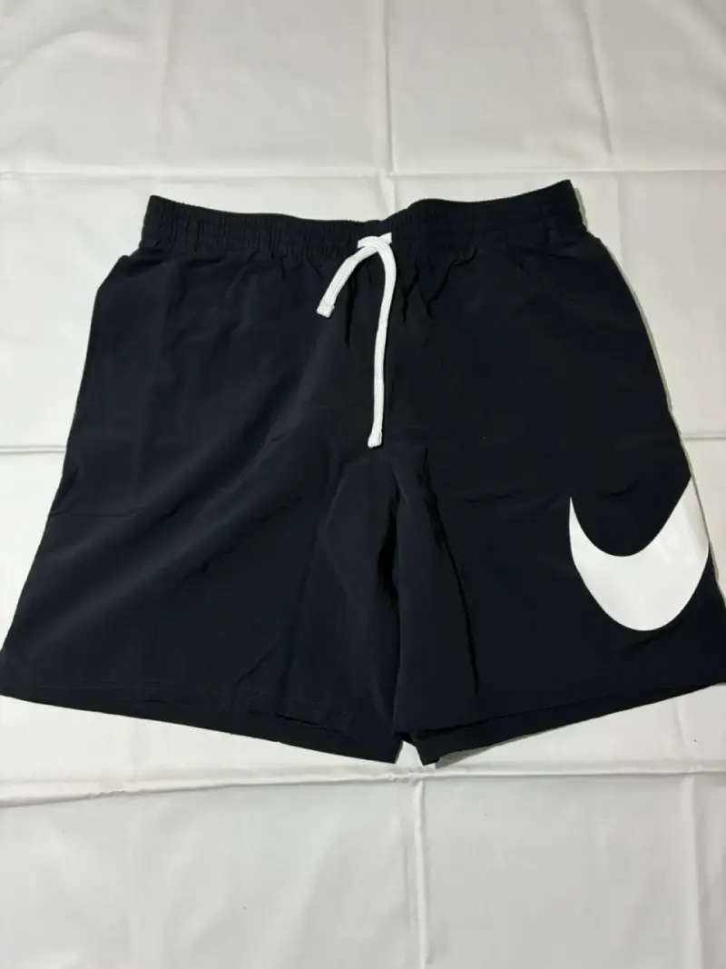 Shorts deportivos Nike negros con logo - 1