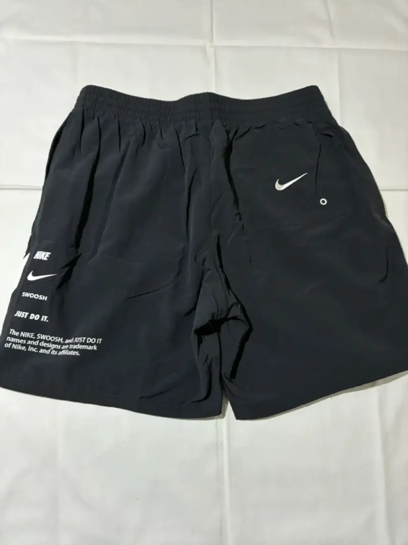 Shorts deportivos Nike negros con logo - 2
