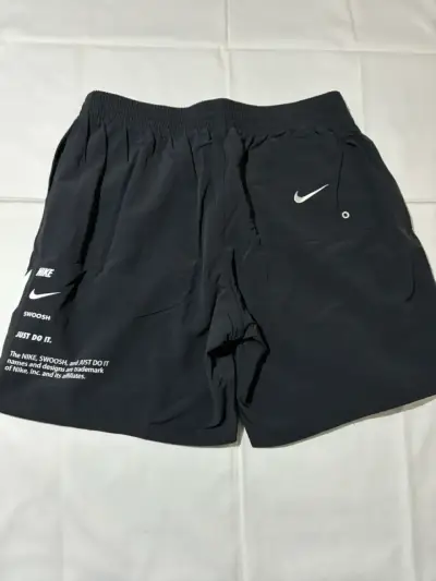 Shorts deportivos Nike negros con logo - miniatura 2