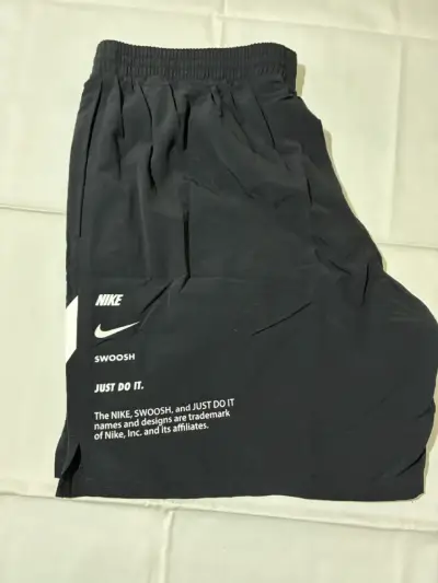 Shorts deportivos Nike negros con logo - miniatura 3