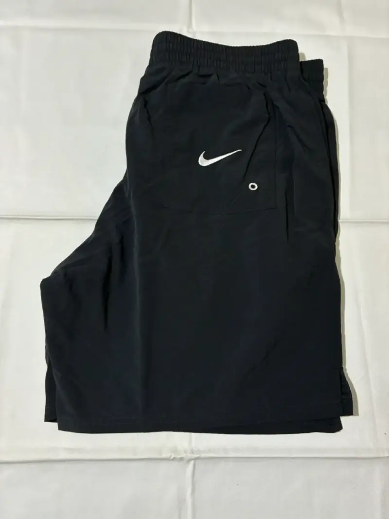 Shorts deportivos Nike negros con logo - 4