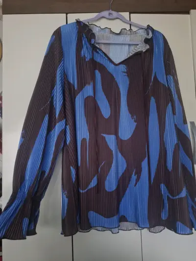 Blusa plisada de mujer azul y marrón - miniatura 1