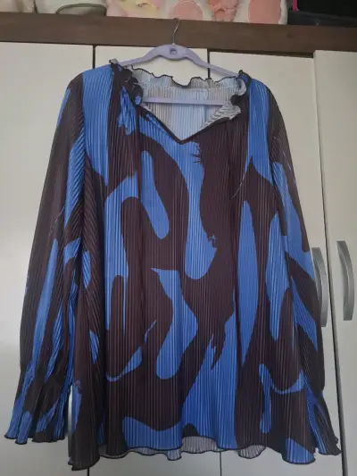 Blusa plisada de mujer azul y marrón - miniatura 2