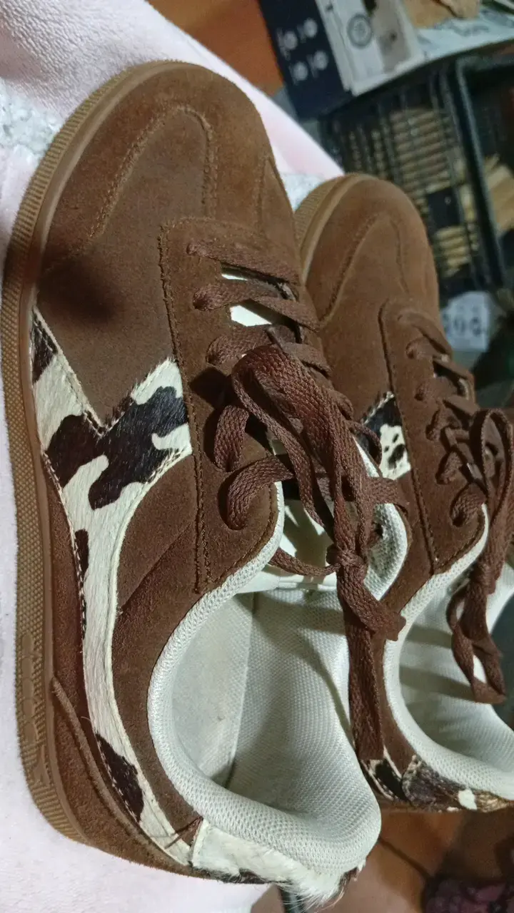 Zapatillas gamuza marrón con diseño animal print - 1