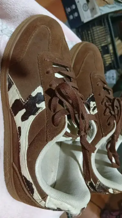 Zapatillas gamuza marrón con diseño animal print - miniatura 1