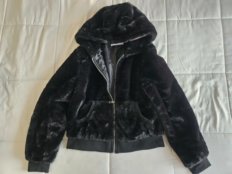 Chaqueta de peluche negra con capucha talla M