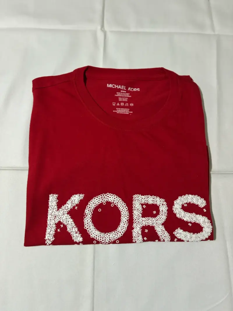 Polera roja Michael Kors con diseño de letras - 1