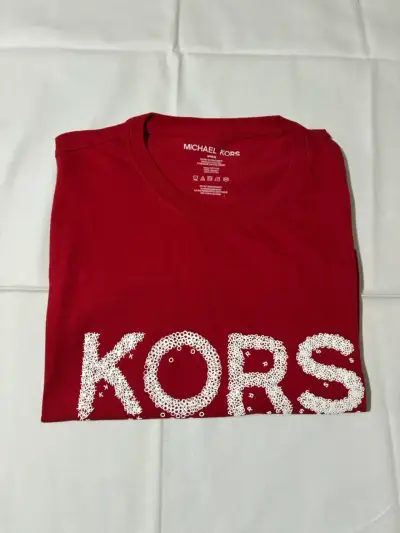 Polera roja Michael Kors con diseño de letras - miniatura 1