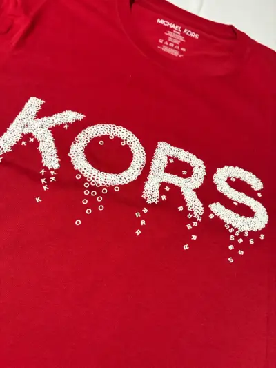 Polera roja Michael Kors con diseño de letras - miniatura 3