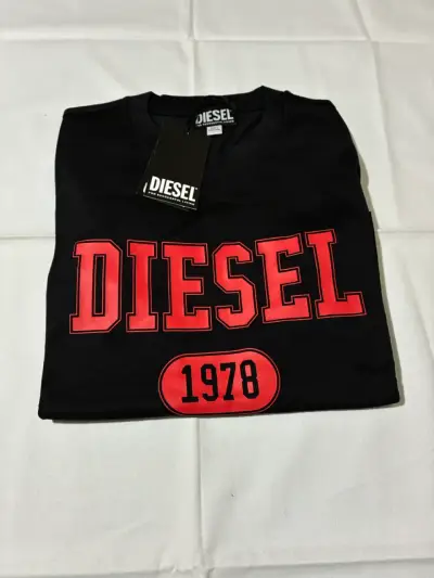 Polera negra Diesel con logo rojo - miniatura 1