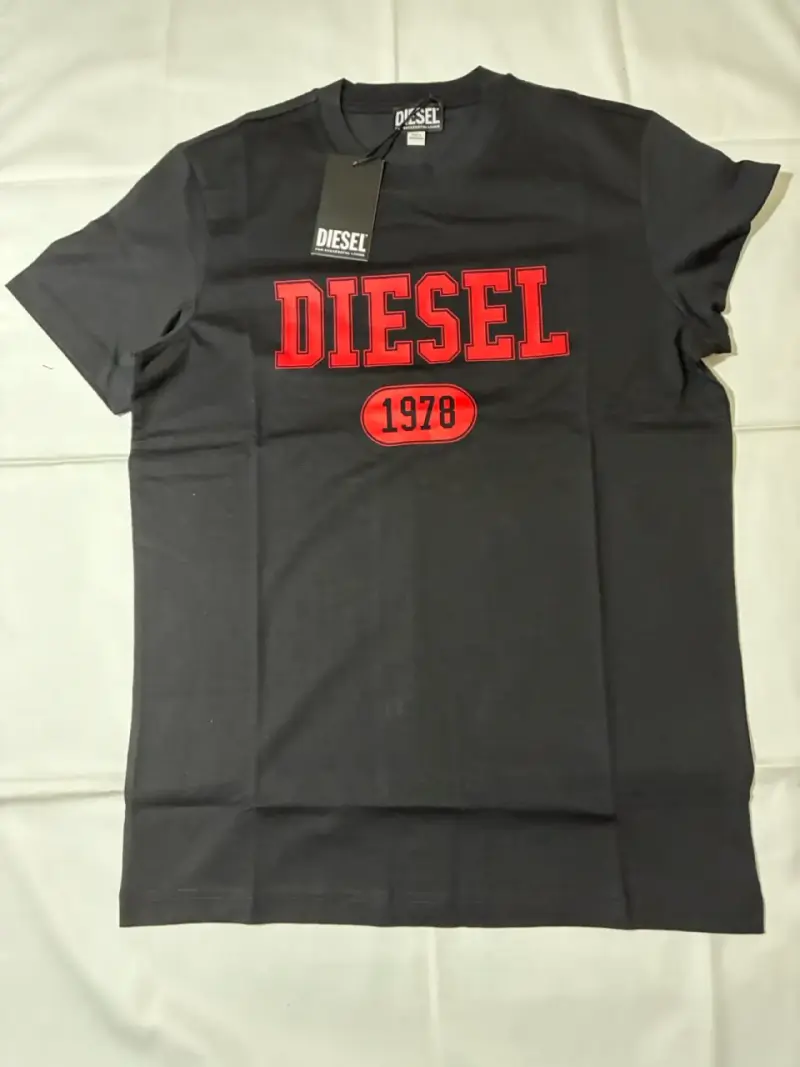 Polera negra Diesel con logo rojo - 2