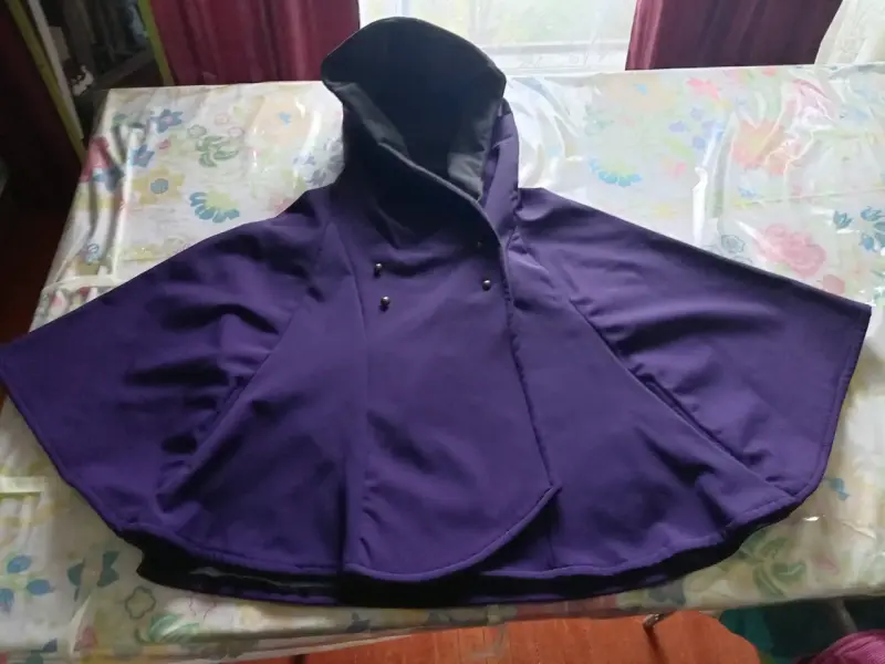 Capa de invierno morada con capucha