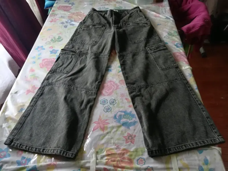 Pantalones cargo gris oscuro con bolsillos - 1