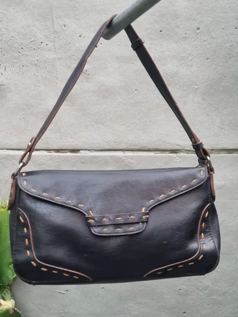 Cartera de cuero negra con detalles decorativos - 1