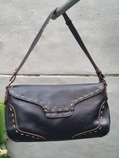 Cartera de cuero negra con detalles decorativos - miniatura 1