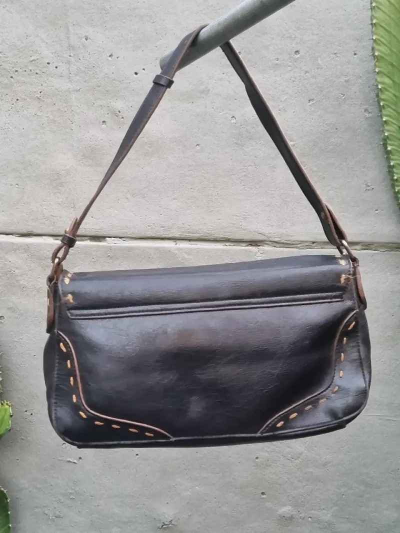 Cartera de cuero negra con detalles decorativos - 2
