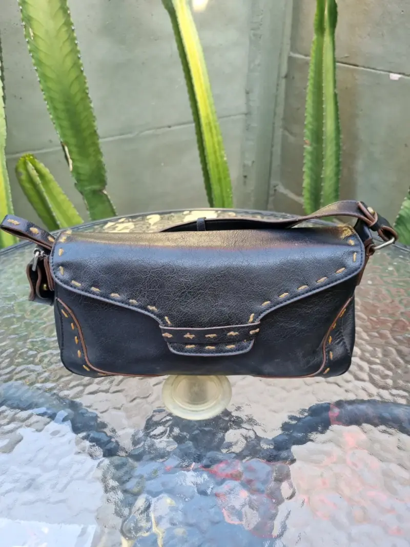 Cartera de cuero negra con detalles decorativos - 3