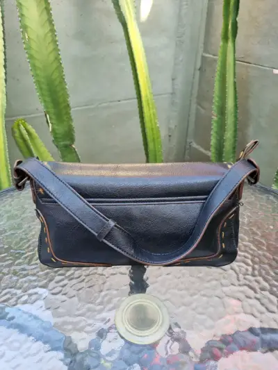 Cartera de cuero negra con detalles decorativos - miniatura 4