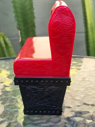 Sofá de juguete rojo y negro con diseño de telaraña - miniatura 1