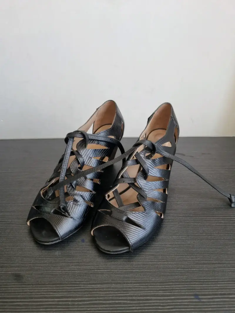 Sandalias negras de cuero con cuña - 1